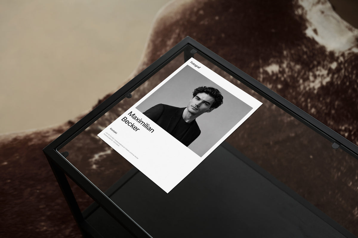 Deckblatt STUDIO Karriere Seitenansicht auf einem Glastisch