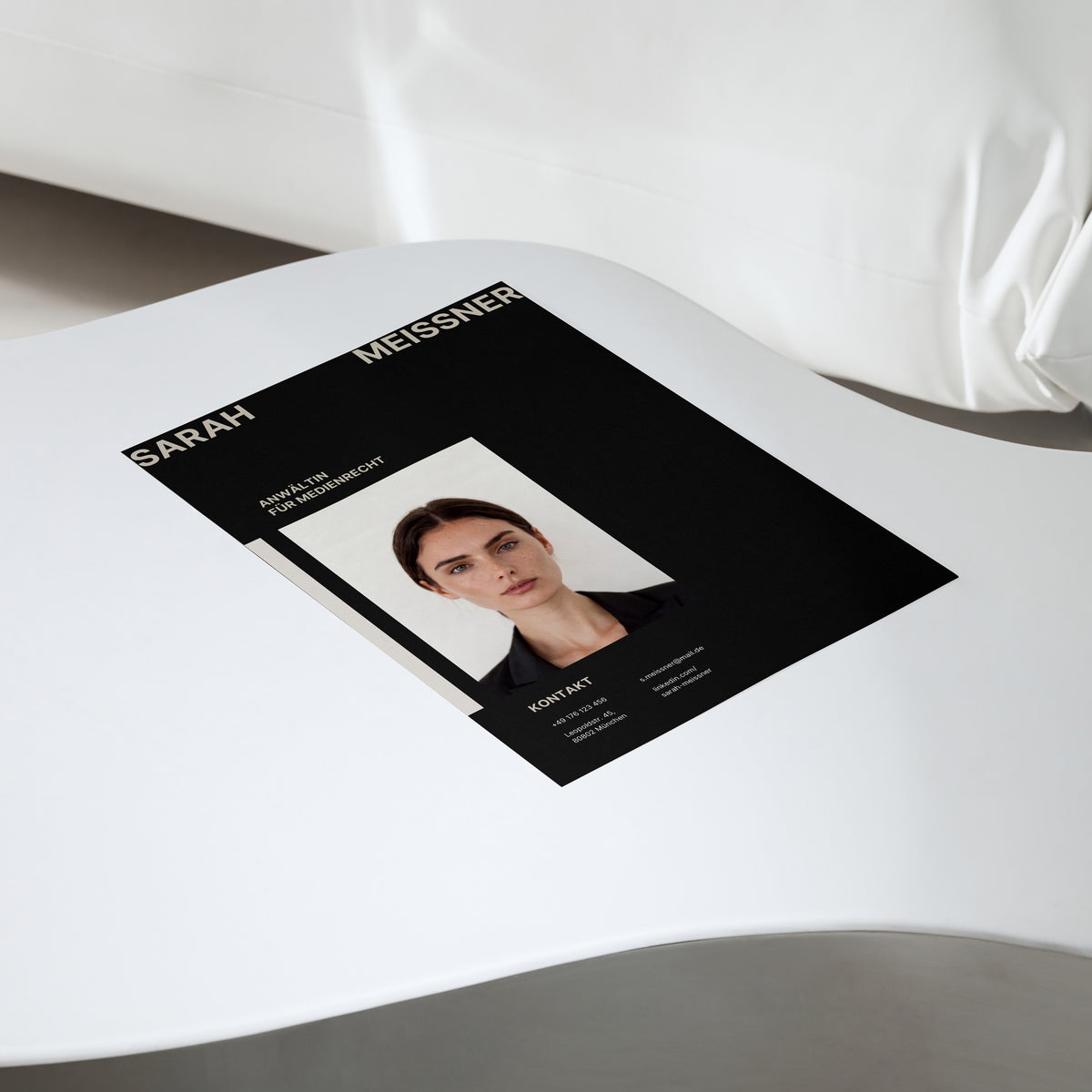 Deckblatt MONO Karriere Seitenansicht auf einem weißen Designertisch